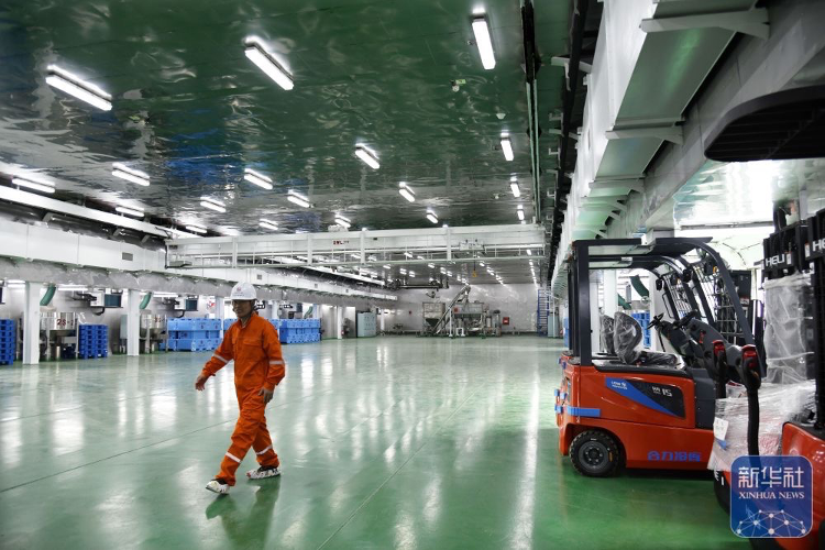 全球首艘15万吨级“渔业养殖航母”在青启航(图3)